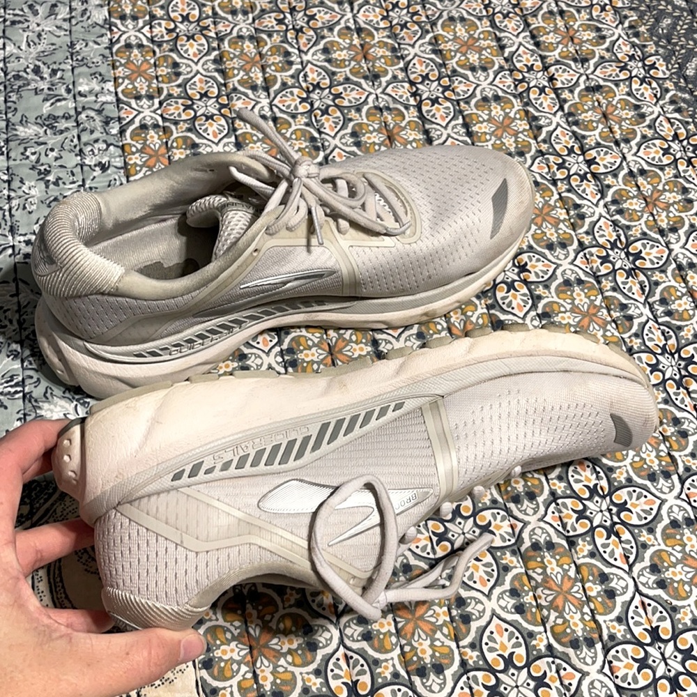 Brooks size 9.5. Worn less than 10 times